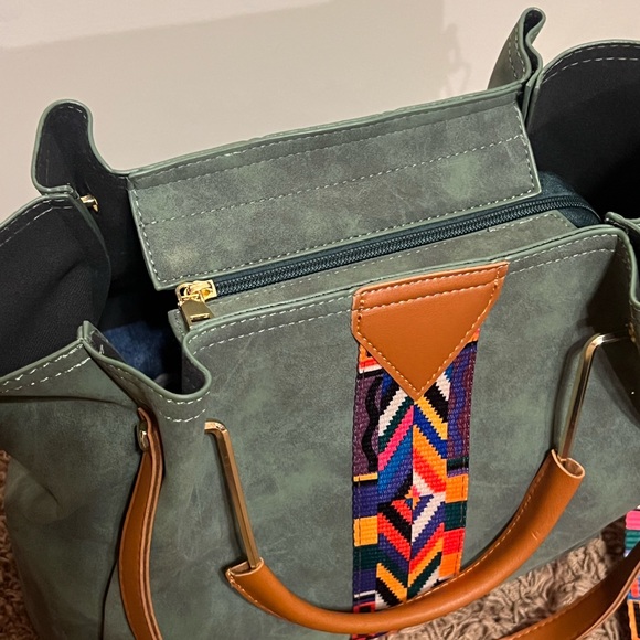 NWOT Green handbag with long removable colorful strap - Picture 3 of 7